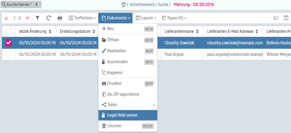 Ein selektierter Eintrag in einer Trefferliste überlagert von einem geöffneten Dropdown-Menü "Dokumente" oberhalb, das den Menüpunkt "Legal Hold setzen" enthält