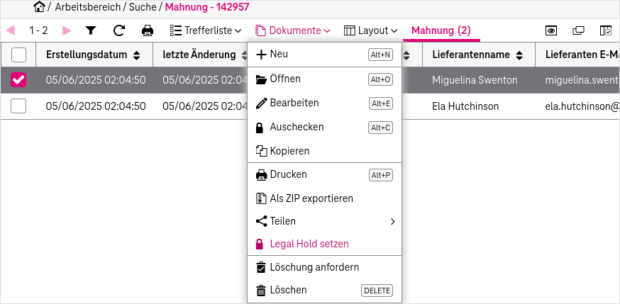 Ein selektierter Eintrag in einer Trefferliste überlagert von einem geöffneten Dropdown-Menü "Dokumente" oberhalb, das den Menüpunkt "Legal Hold setzen" enthält